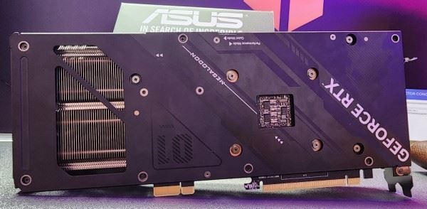 ASUS показала видеокарту GeForce RTX 4070 с собственной концепцией подачи дополнительного питания
