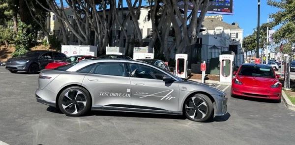 Lucid готова уводить клиентов у Tesla, предлагая тест-драйв своих электромобилей на фирменных зарядных станциях